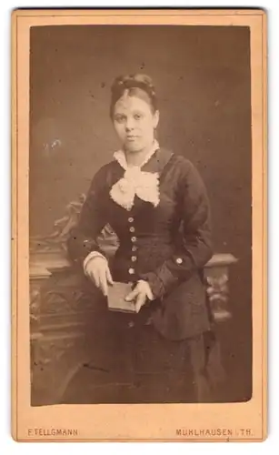 Fotografie F. Tellgmann, Mühlhausen /Thüringen, Junge Dame in hübscher Kleidung mit Buch