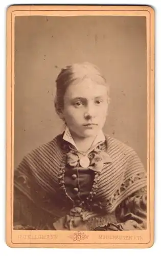 Fotografie F. Tellgmann, Mühlhausen i /Th., Junge Dame im Kleid mit Amulett