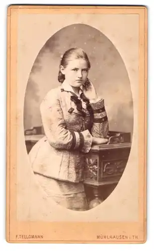 Fotografie F. Tellgmann, Mühlhausen i. Th., Junge Dame in modischer Kleidung