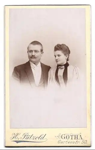 Fotografie H. Pätzold, Gotha, Gartenstr. 50, Bürgerliches Paar in modischer Kleidung