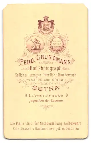 Fotografie Ferd. Grundmann, Gotha, Löwenstr. 9, Junger Herr im Anzug mit The Zappa