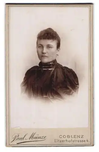 Fotografie Paul Münze, Koblenz, Eltzerhofstr. 4, Junge Dame im bestickten Kleid