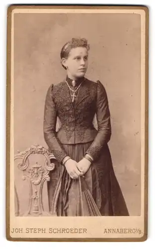 Fotografie J. S. Schroeder, Annaberg i /S., Carlsplatz 756, Hübsch gekleidete Dame mit Kreuzkette