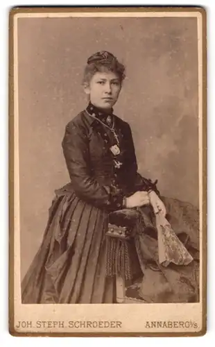 Fotografie J. S. Schroeder, Annaberg i /S., Carlsplatz 756, Junge Dame im Kleid mit Fächer