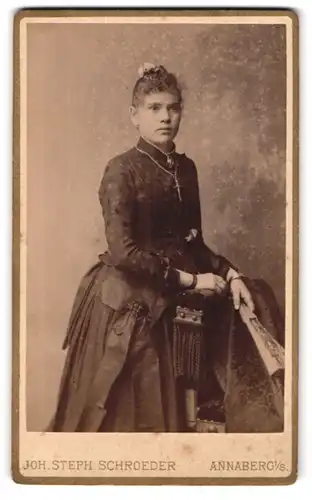 Fotografie J. S. Schroeder, Annaberg i /S., Carlsplatz 756, Junge Dame im Kleid mit Fächer