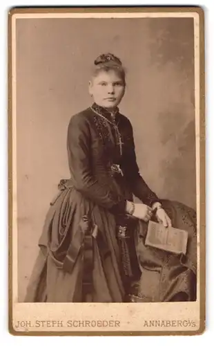 Fotografie J. S. Schroeder, Annaberg i /S., Carlsplatz 756, Junge Dame im Kleid mit Kreuzkette
