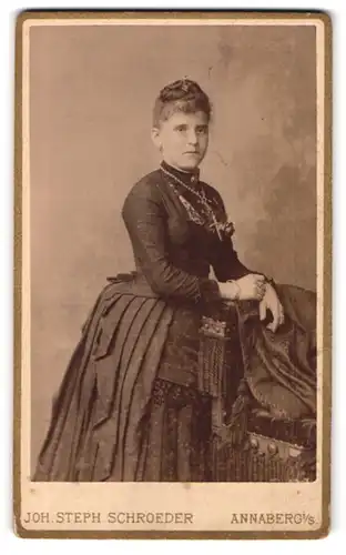 Fotografie J. S. Schroeder, Annaberg i /S., Carlsplatz 756, Junge Dame im Kleid mit Kreuzkette