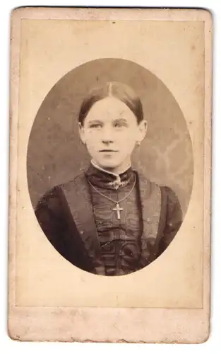 Fotografie unbekannter Fotograf und Ort, Junge Dame mit Kreuzkette