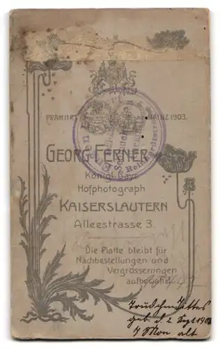 Fotografie Georg Ferner, Kaiserslautern, Alleestr. 3, Süsses Kleinkind im Hemd sitzt auf Fell