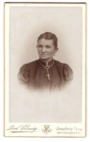 Fotografie Paul Körnig, Annaberg i /S., Obere Badergasse 4, Bürgerliche Dame mit Kreuzkette