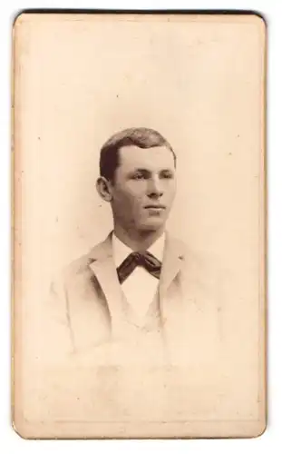 Fotografie unbekannter Fotograf und Ort, Junger Herr im Anzug mit Fliege