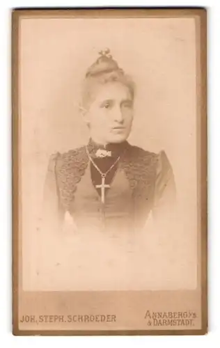 Fotografie J. S. Schroeder, Annaberg i /S., Carlsplatz 756, Junge Dame mit Hochsteckfrisur und Kreuzkette