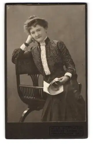 Fotografie Wilh. Hofmann, Erfurt, Anger 23, Hübsch gekleidete Dame mit Zeitung