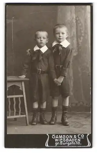 Fotografie Samson & Co., Wiesbaden, Gr. Burgstr. 10, Zwei modisch gekleidete Jungen halten sich an der Hand
