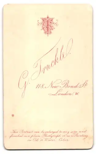 Fotografie G. Truckle, London-W., 118, New Bond St., Bürgerliche Dame sitzt am Schreibtisch