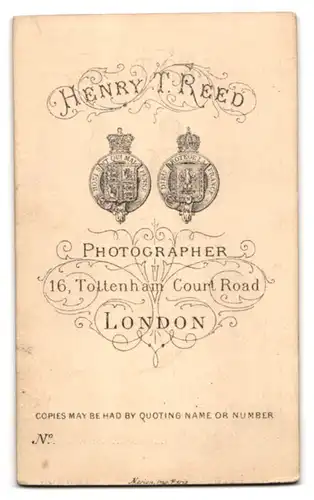 Fotografie Henry T. Reed, London, 16, Tottenham Court Road, Junge Dame im modischen Kleid