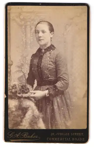 Fotografie G. A. Baker, London, 28, Jubilee Street, Junge Dame im modischen Kleid