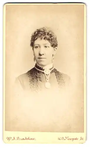 Fotografie W. S. Bradshaw, London-EC, 103, Newgate Street, Bürgerliche Dame mit Amulett