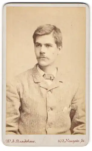 Fotografie W. S. Bradshaw, London-EC, 103, Newgate Street, Junger Herr im Anzug mit Schnurrbart