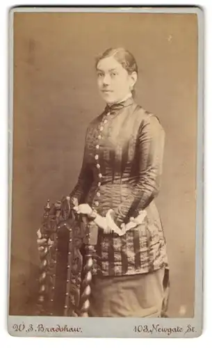 Fotografie W. S. Bradshaw, London-EC, 103, Newgate Street, Junge Dame in modischer Kleidung