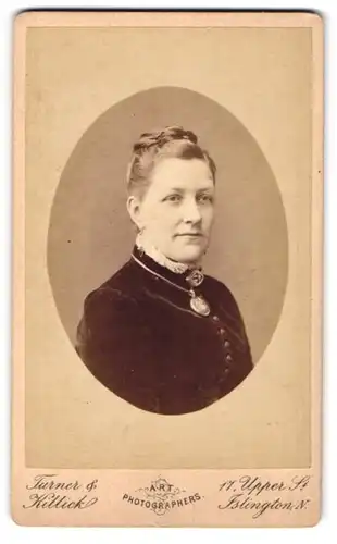 Fotografie Turner & Killick, Islington-N., 17, Upper st., Bürgerliche Dame mit Hochsteckfrisur und Amulett