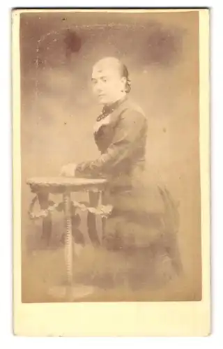Fotografie William Nicholls, Lichfield, Tamworth St., Bürgerliche Dame im Kleid