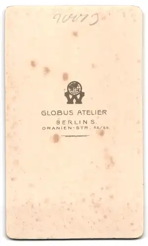 Fotografie Globus Atelier, Berlin-S., Oranienstr. 52-55, Junge Dame im schwarzen Kleid