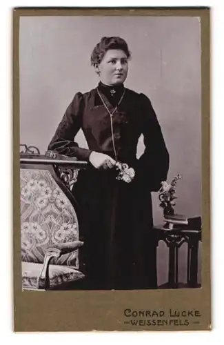 Fotografie Conrad Lucke, Weissenfels, Friedrichstr. 4, Junge Dame im schwarzen Kleid