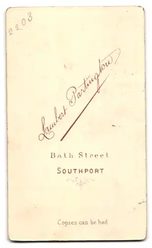 Fotografie L. Partington, Southport, Bath Street, Bürgerliche Dame mit Hochsteckfrisur