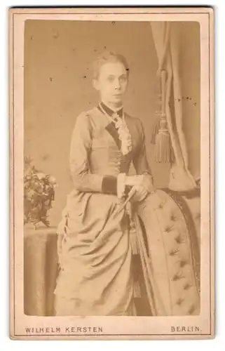 Fotografie Wilhelm Kersten, Berlin-SW, Krausen-Str. 40, Junge Dame im modischen Kleid