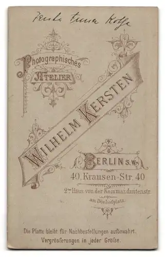 Fotografie Wilhelm Kersten, Berlin-SW, Krausen-Str. 40, Junge Dame im modischen Kleid