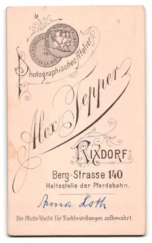 Fotografie Alex Tepper, Berlin-Rixdorf, Bergstr. 140, Junge Dame im Kleid mit Herzkette