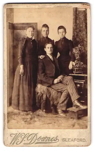 Fotografie W. S. Downes, Sleaford, Junger Herr mit drei Damen in modischer Kleidung