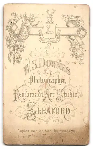 Fotografie W. S. Downes, Sleaford, Junger Herr mit drei Damen in modischer Kleidung