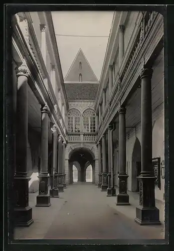 Fotografie unbekannter Fotograf, Ansicht Stralsund, Rathaus Säulengang mit -Schaukasten