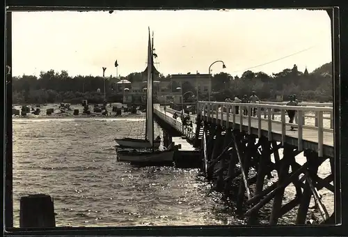 Fotografie unbekannter Fotograf, Ansicht Timmendorfer Strand, Seebrücke mit Blick zum Strand