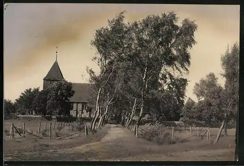 Fotografie unbekannter Fotograf, Ansicht Prerow / Darss, Weg zur alten Kirche