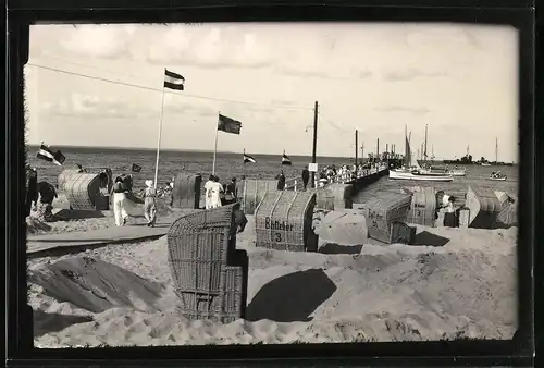 Fotografie unbekannter Fotograf, Ansicht Timmendorfer Strand, Strandleben an der Landungsbrücke