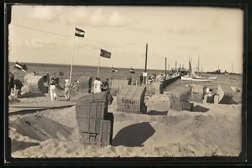 Fotografie unbekannter Fotograf, Ansicht Timmendorfer Strand, Strandkörbe vor der Landungsbrücke