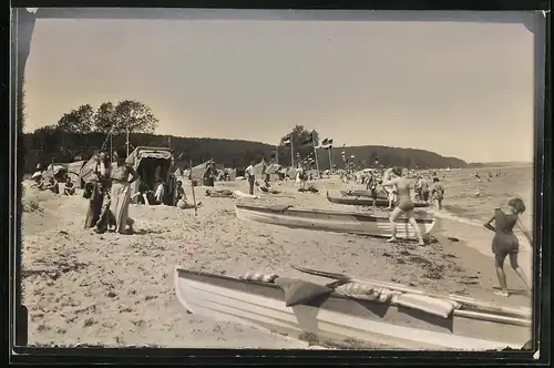 Fotografie unbekannter Fotograf, Ansicht Timmendorfer Strand, Strandbad mit Booten & Strandkörben