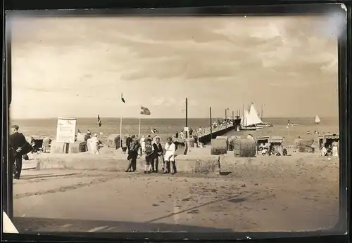 Fotografie unbekannter Fotograf, Ansicht Timmendorfer Strand, Landungsbrücke mit Segelboot-Vermietung