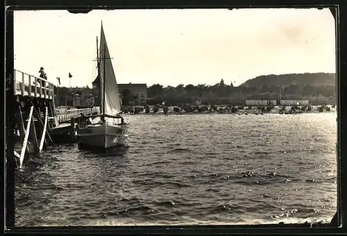 Fotografie unbekannter Fotograf, Ansicht Timmendorfer Strand, Segelboot Emden an der Landungsbrücke