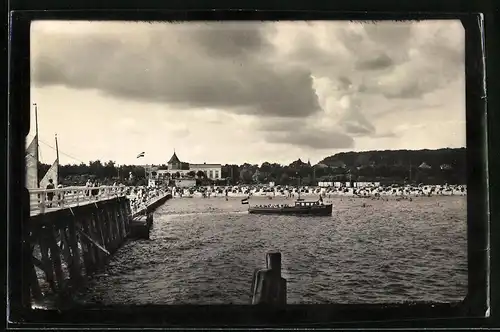 Fotografie unbekannter Fotograf, Ansicht Timmendorfer Strand, Landungsbrücke mit Blick zur Strand-Halle