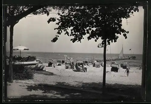 Fotografie unbekannter Fotograf, Ansicht Timmendorfer Strand, Strandleben mit n