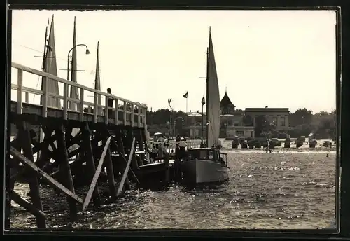 Fotografie unbekannter Fotograf, Ansicht Timmendorfer Strand, Strand von der Seebrücke gesehen, 