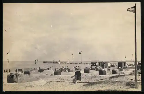 Fotografie H. Rubin & Co., Dresden-Blasewitz, Ansicht Timmendorfer Strand, Strandbad mit Strandburgen & Strandkörben