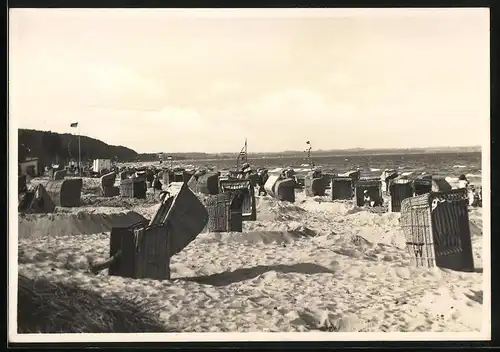 Fotografie unbekannter Fotograf, Ansicht Timmendorfer Strand, Strandkörbe im Strandbad