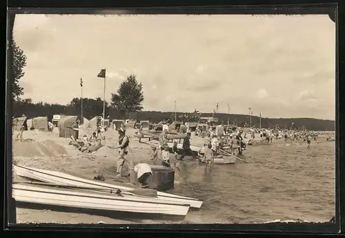 Fotografie unbekannter Fotograf, Ansicht Timmendorf, Strandleben mit Booten & Strandkörben