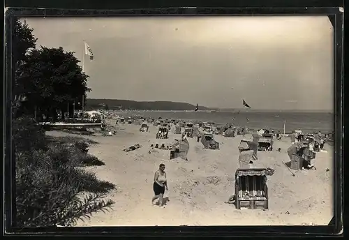 Fotografie unbekannter Fotograf, Ansicht Timmendorfer Strand, Olympia-Fahne im Strandbad am Seeschlösschen