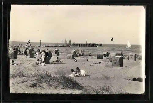 Fotografie unbekannter Fotograf, Ansicht Timmendorfer Strand, Partie am Strand mit Seebrücke, 